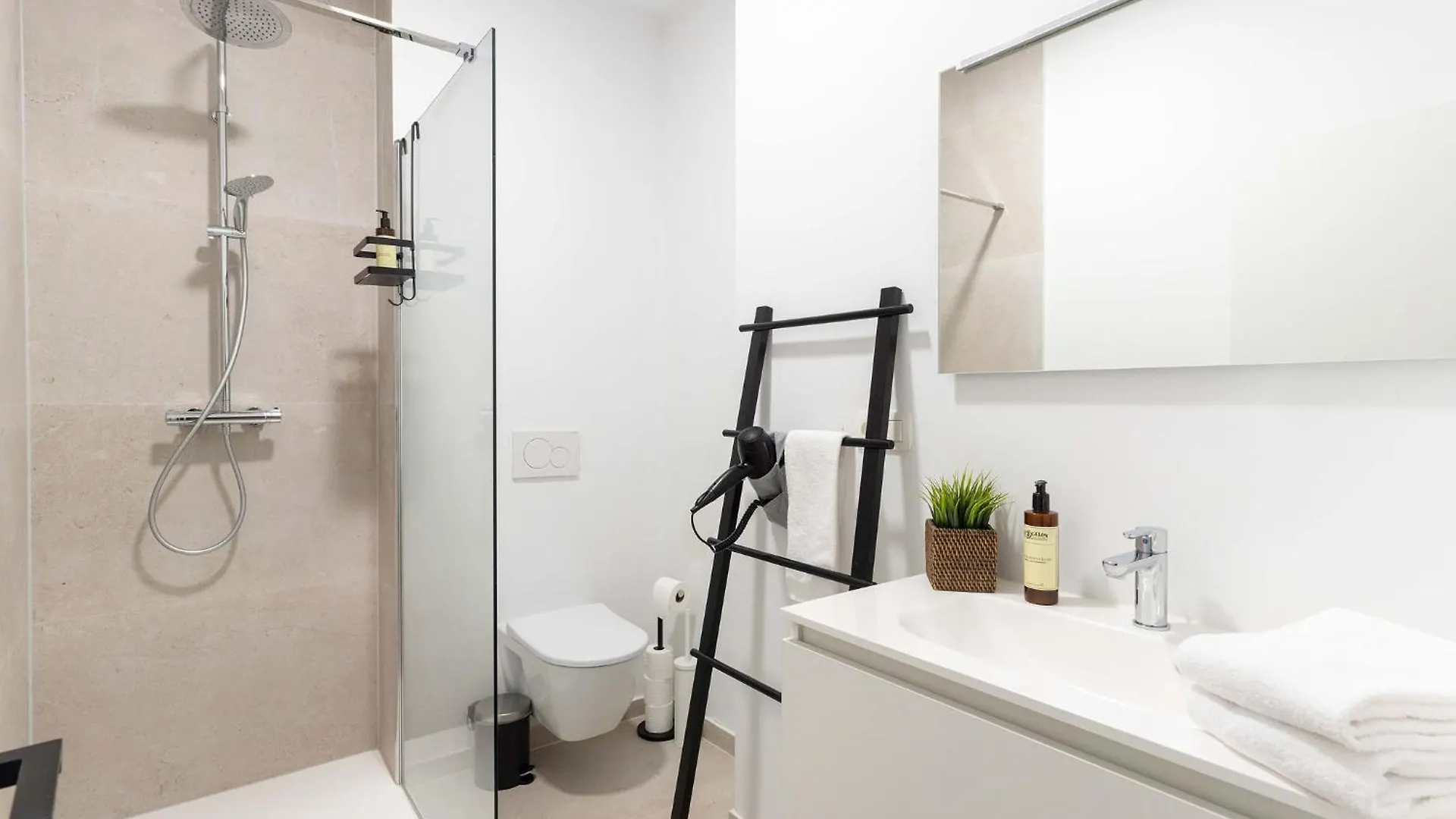 Inviting And Bright 7-Person Apartment In Antwerp