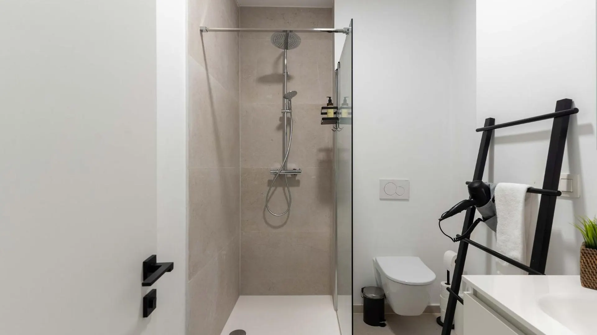 Inviting And Bright 7-Person Apartment In אנטוורפן 0*,